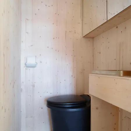 Majamaja Off-grid Retreat Helsinki